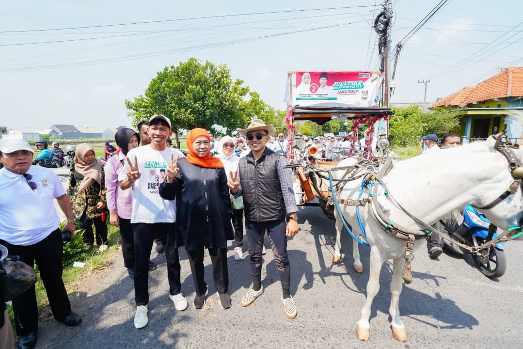 Sambangi Pasar Sukodono, Khofifah Naik Delman hingga Borong Jajanan Mochi