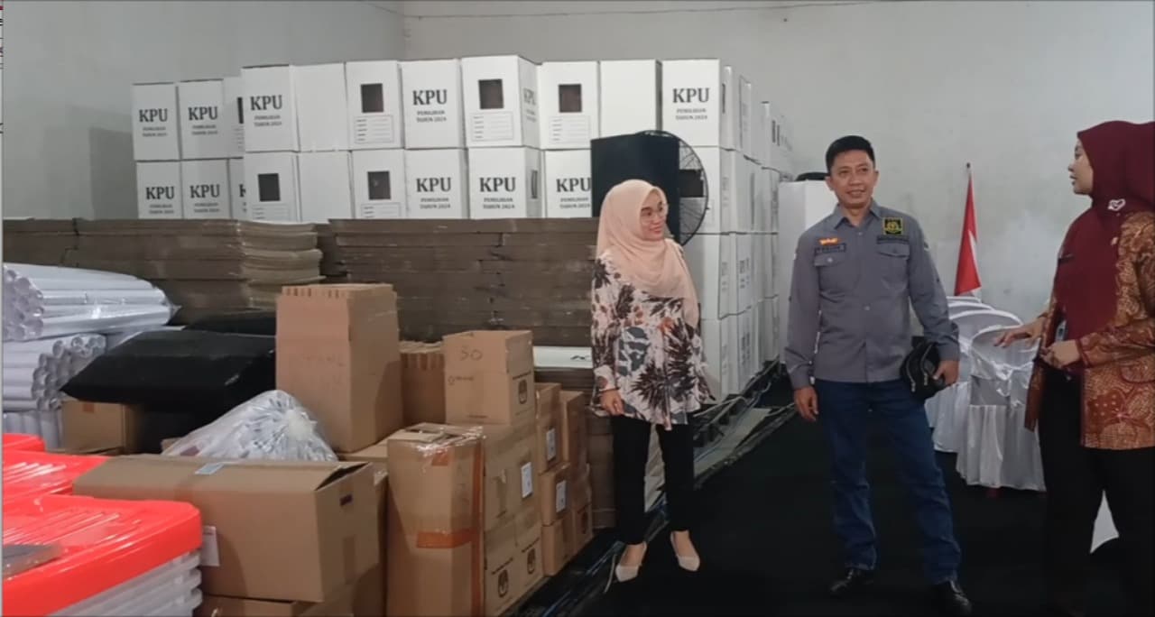 Kejati dan KPU Jatim Cek Gudang KPU, Pastikan Logistik Tidak Kekurangan