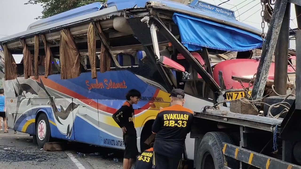 Hindari Pengendara Mabuk, Bus PO Sumber Selamat Terguling di Magetan Belasan Orang Terluka