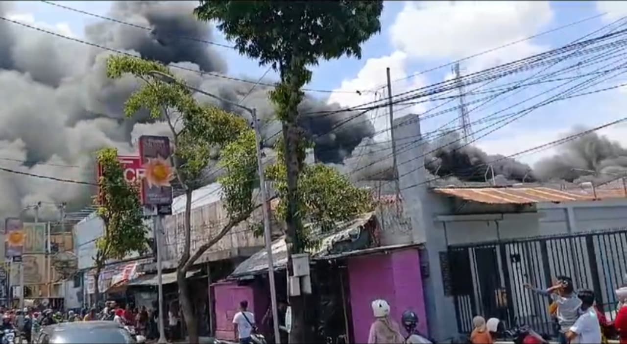 Pusat Konveksi dan Swalayan KDS di Situbondo Terbakar