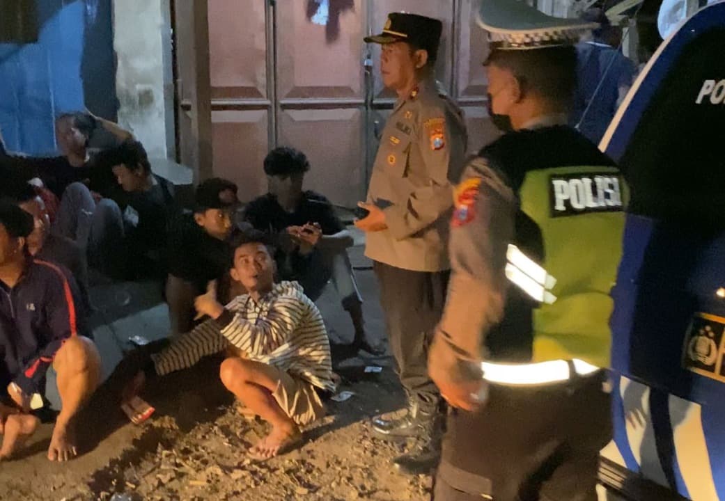 Bikin Gaduh, Polsek Simokerto Bubarkan Sekelompok Pemuda di Jalan Sidodadi