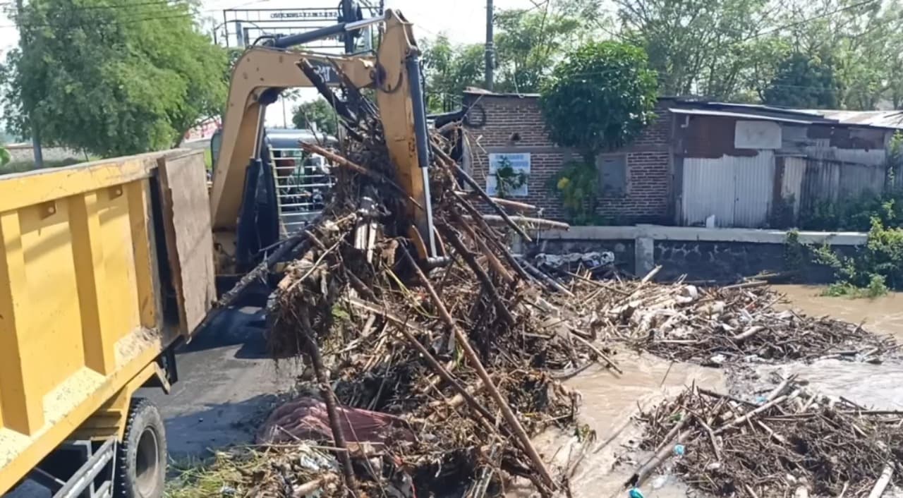 Sungai Piring Madiun Terblokir Sampah, BPBD dan DPUPR Turunkan Alat Berat Cegah Banjir