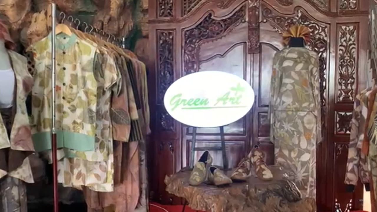 Manfaatkan Dedaunan Pekarangan, Perajin Batik Eco Print Jombang Cuan Jutaan Rupiah