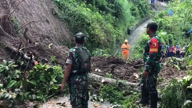 Hujan Deras Picu Longsor di Ponorogo, Akses Jalan Utama Lumpuh