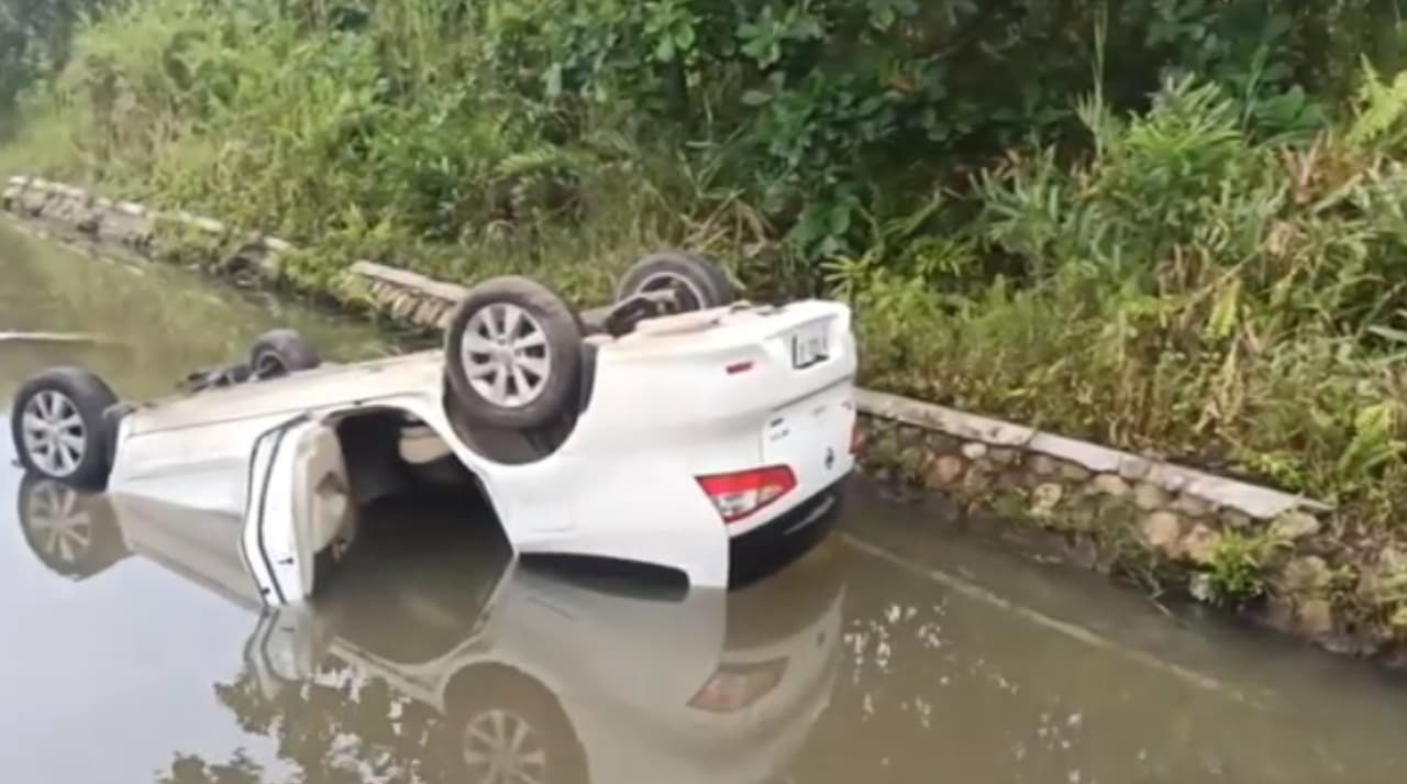 Mobil Grand Livina Terjun ke Sungai di Bangkalan, Dua Penumpang Selamat