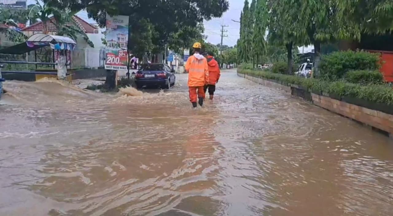 Hujan Deras Terjang Magetan, Banjir Genangi Jalan Mayjend Sukowati dan Pohon Tumbang Tutup Akses