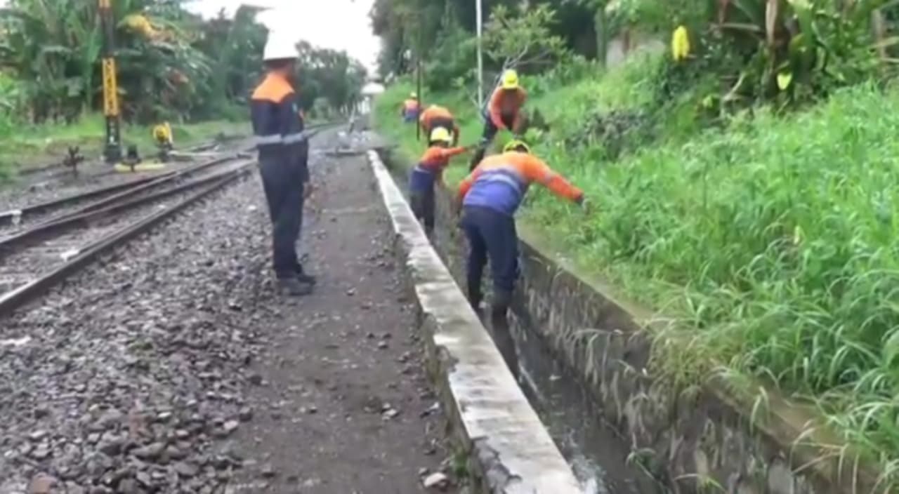 Waspada Bencana Hidrometeorologi, Daop 9 Jember Normalisasi Jalur Kereta Api