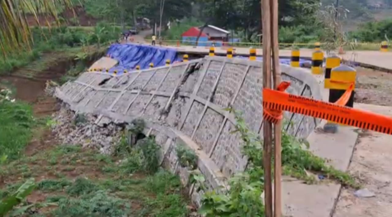 Longsor Hantam Jalur Alternatif Tulungagung-Trenggalek, Warga Diminta Waspada