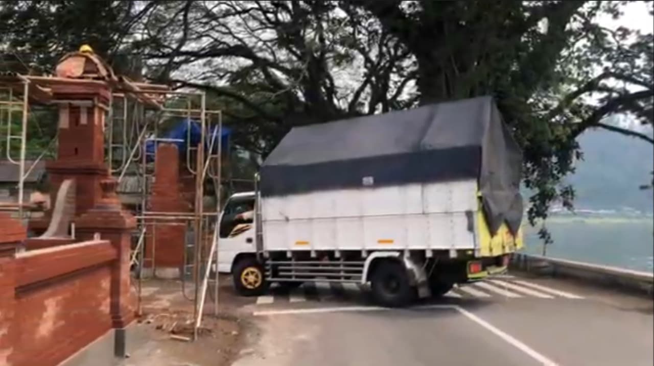 Medan Sulit Tak Halangi KPU Ponorogo Distribusikan Logistik Pilkada