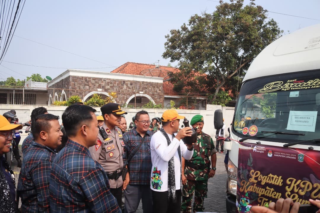 KPU Lumajang Distribusikan Logistik Hingga Melewati Perbukitan dan Pegunungan