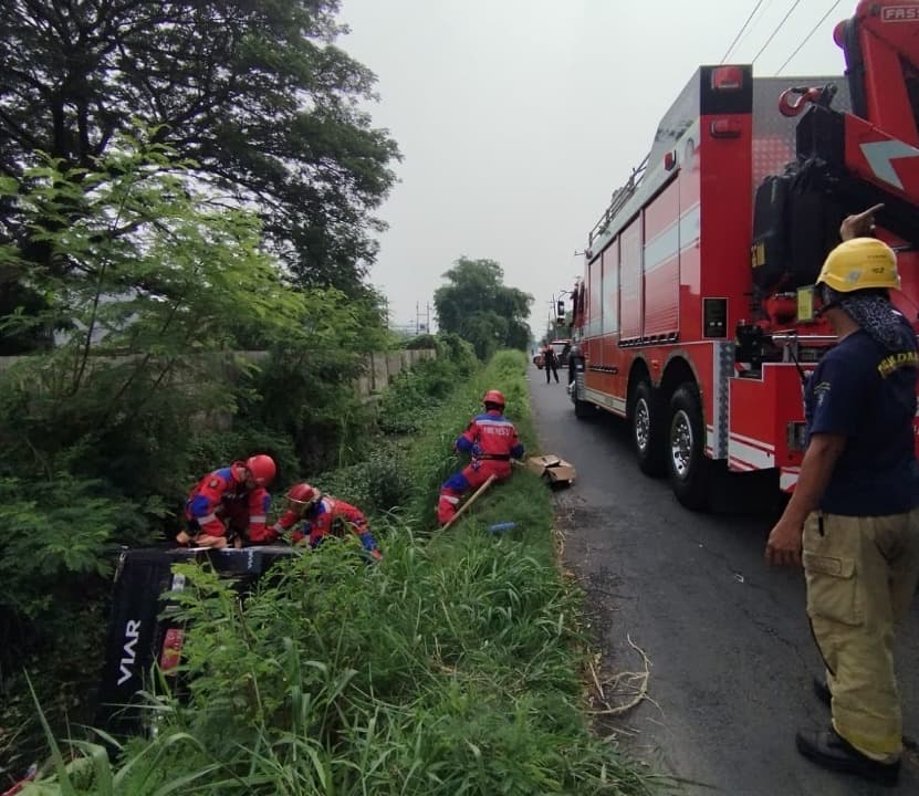 Sopir Ngantuk, Dorkas Viar Nyungsep ke Sungai Gunung Anyar Timur