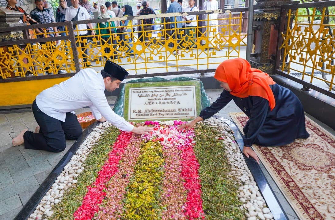 Isi Hari Tenang, Khofifah-Emil Ziarah ke Makam Pendiri NU dan Gus Dur