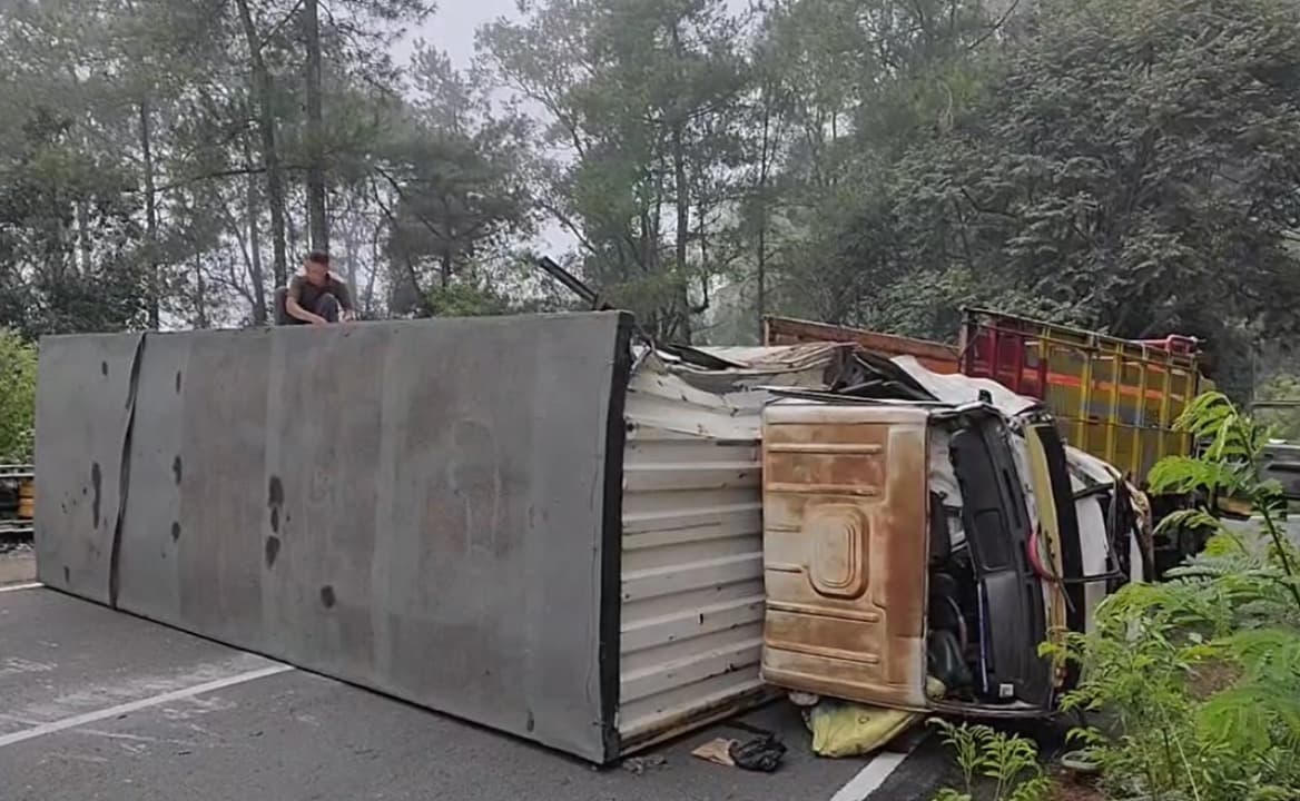 Truk Boks Terguling di Jalan Tembus Cemoro Sewu-Sarangan, Dua Penumpang Luka-Luka