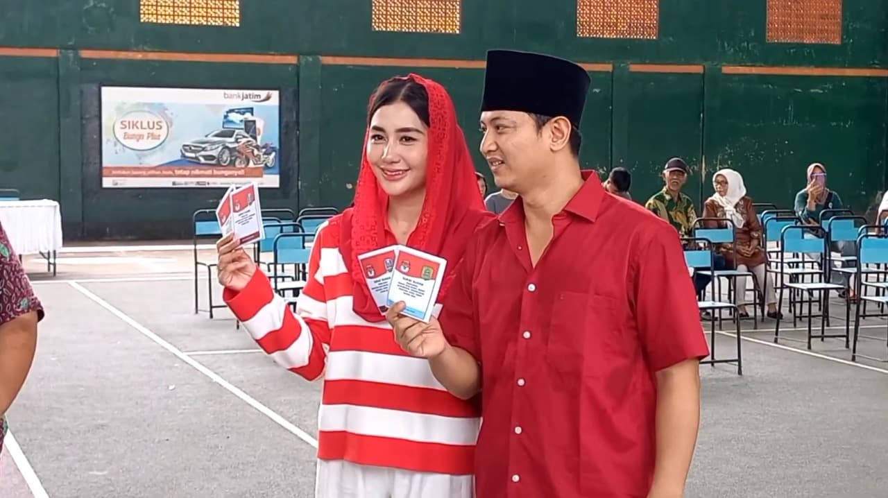 Bupati Trenggalek Bersama Istri Menyalurkan Hak Suara di TPS 02 Surondakan