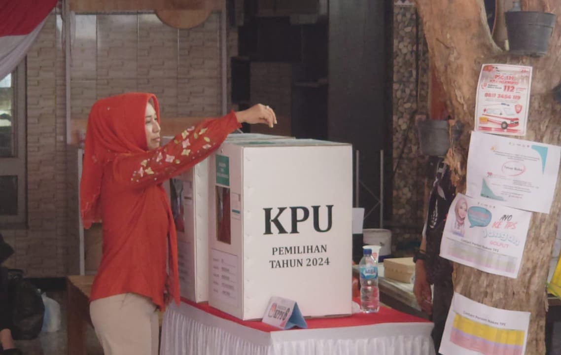 Sungkem Ortu Sebelum Nyoblos, Cawali Kota Mojokerto Ning Ita Optimis Menang