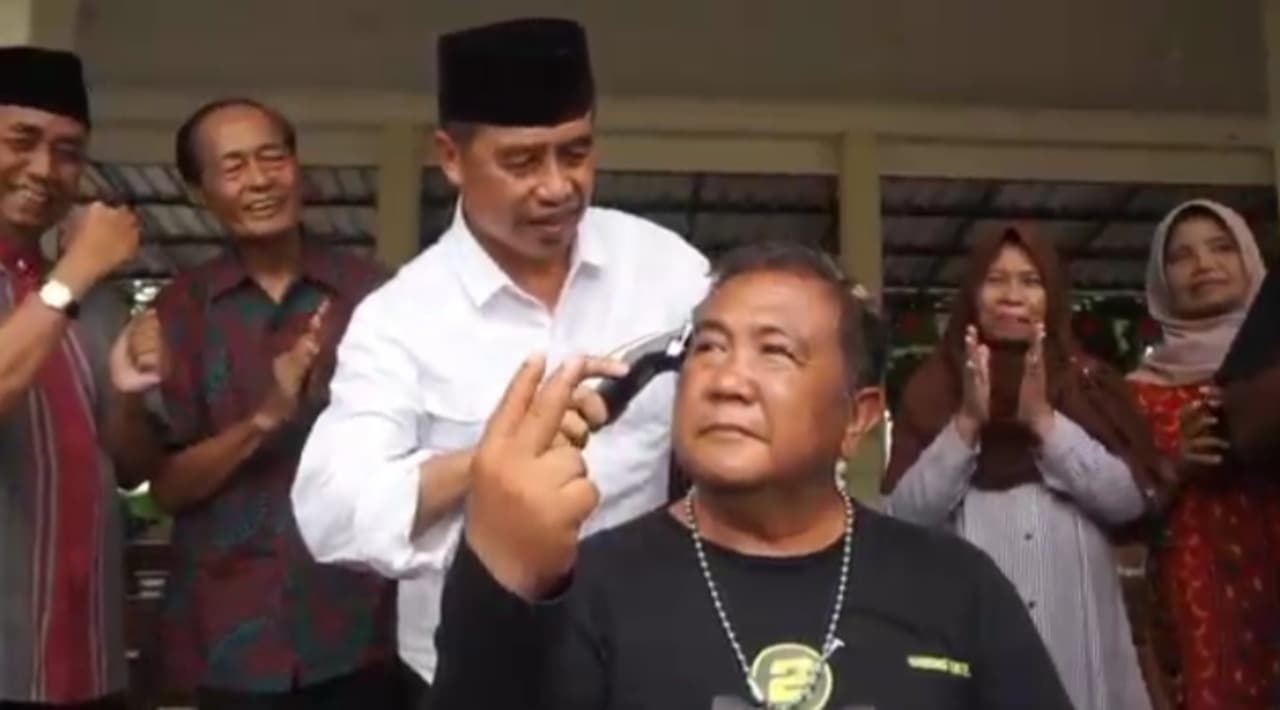 Paslon Hari Wuryanto-Purnomo Hadi Menang di Pilkada Madiun, Relawan Harmonis Cukur Gundul