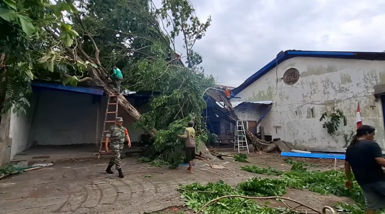 Angin Puting Beliung Terjang Rumah Warga di Kecamatan Waru dan Tulangan Sidoarjo