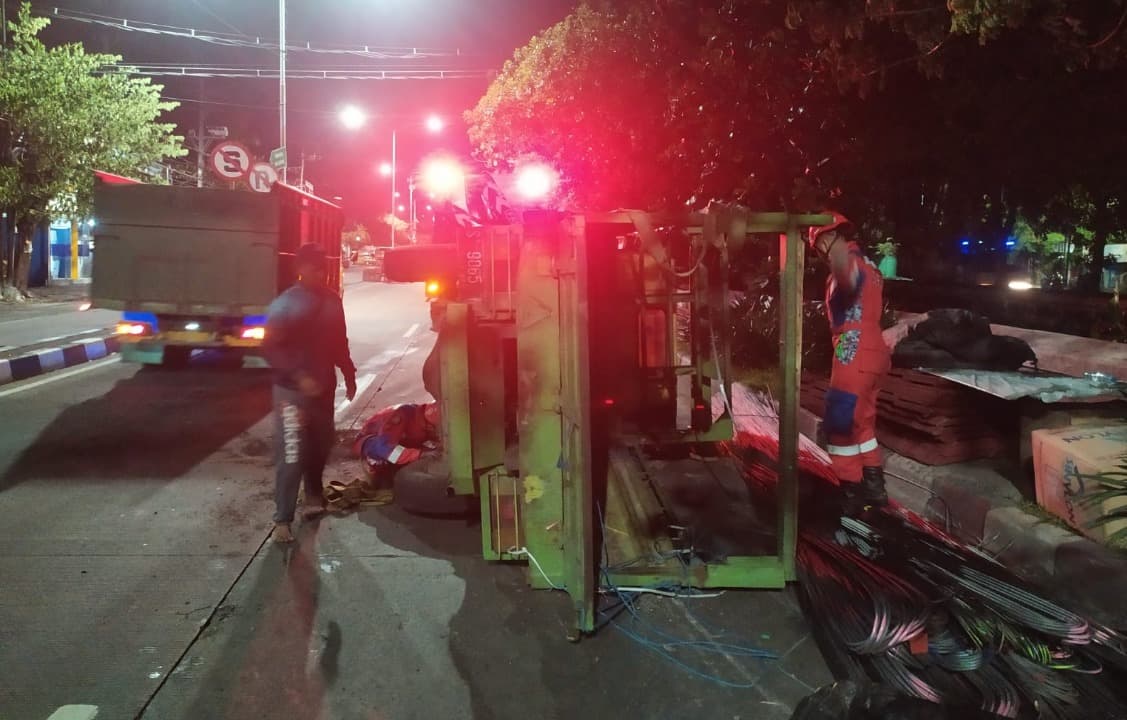 Hendak Kirim ke Madura, Truk Muat Bahan Bangunan Terguling di Akses Suramadu
