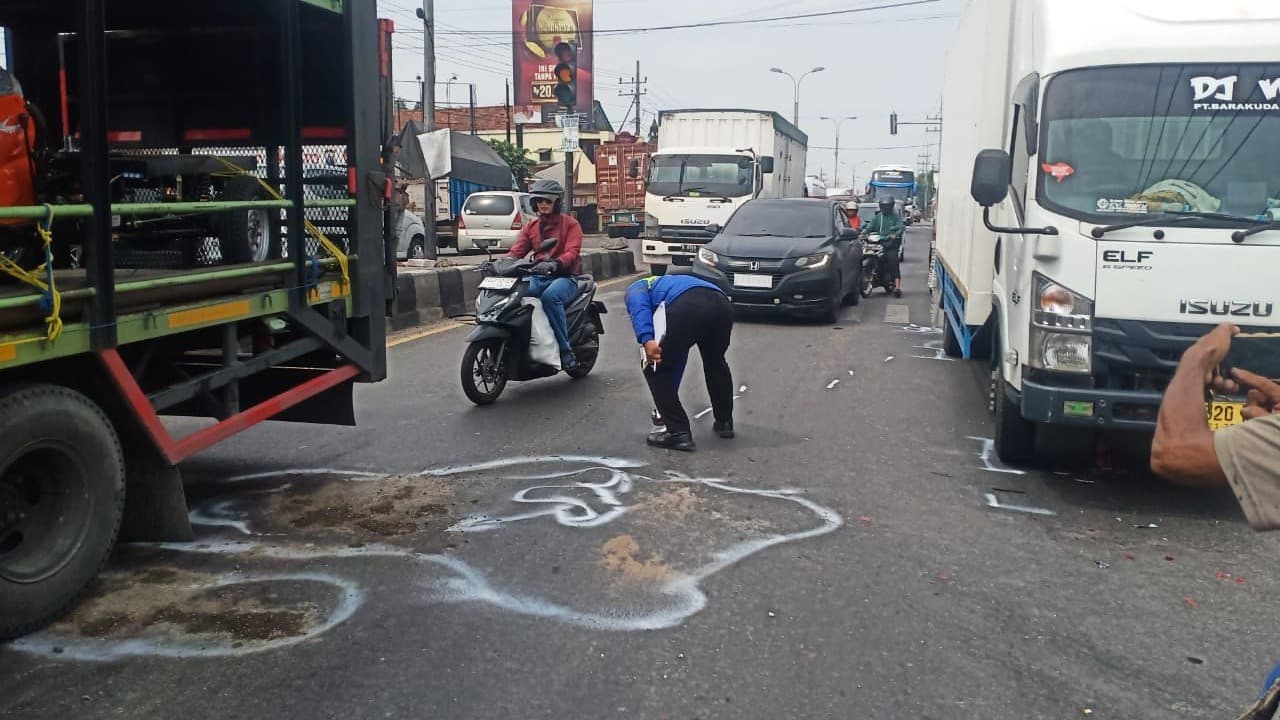 Senggol Truk Parkir, Pemotor Tewas Terlindas Tronton di Trowulan Mojokerto