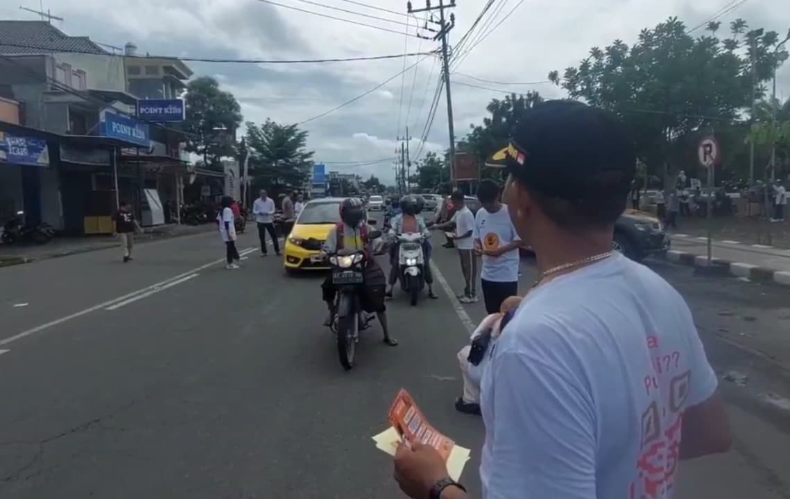 Sosialisasi Bahaya Pungli dan Korupsi, Tim Saber Pungli Blitar Bagikan Stiker dan Brosur