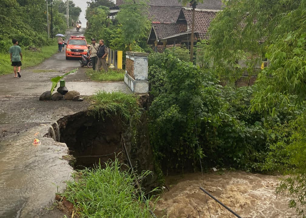 Diguyur Hujan Deras, Jalan Dusun Mojorejo Mojokerto Longsor