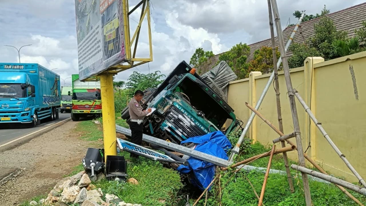 Sopir Ngantuk, Truk Tabrak Traffic Light dan Gerobak di Ring Road Tuban