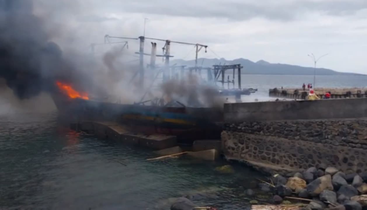 Dua Kapal Nelayan Terbakar di Pelabuhan Masami, Kerugian Ditaksir Capai Rp20 Miliar