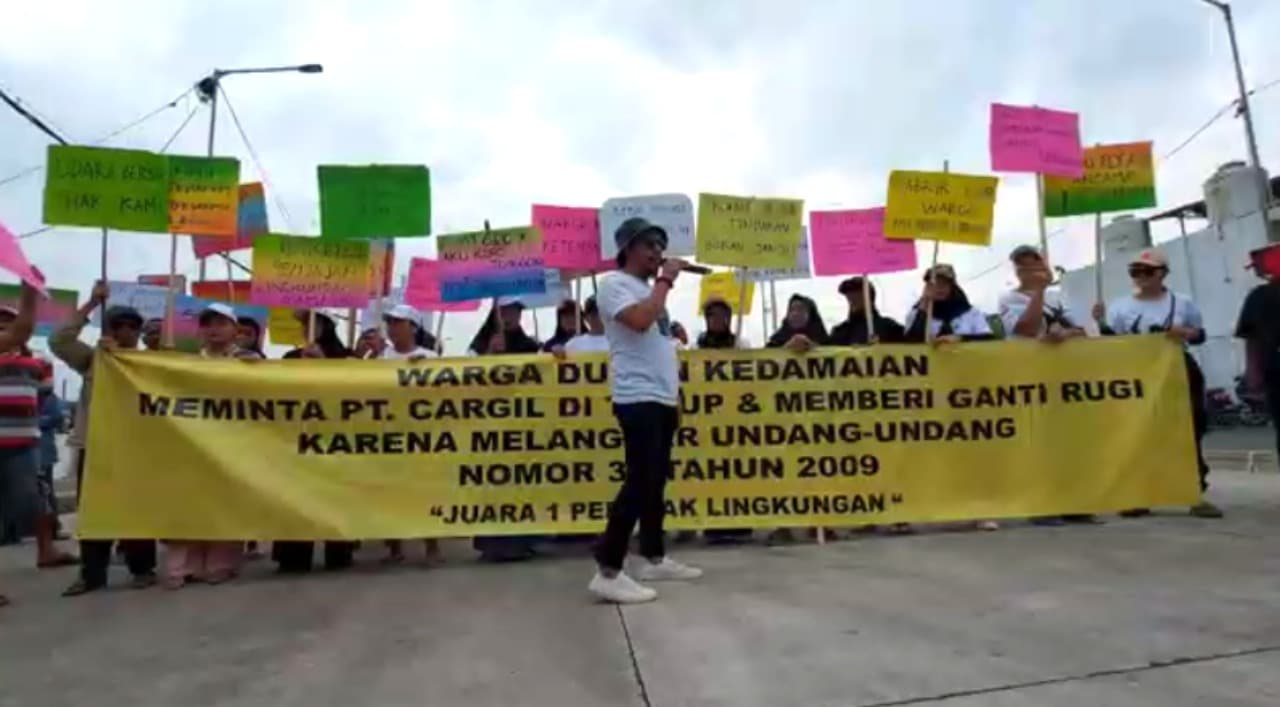 Diduga Cemari Lingkungan, Emak-Emak di Pasuruan Gelar Demo di Depan PT Sorini Cargill