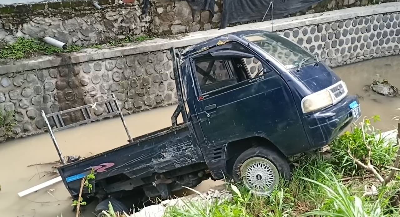 2 Laka Lantas Terjadi Bersamaan di Jiwan, Mobil Terjun ke Sungai dan Motor Tabrak Becak