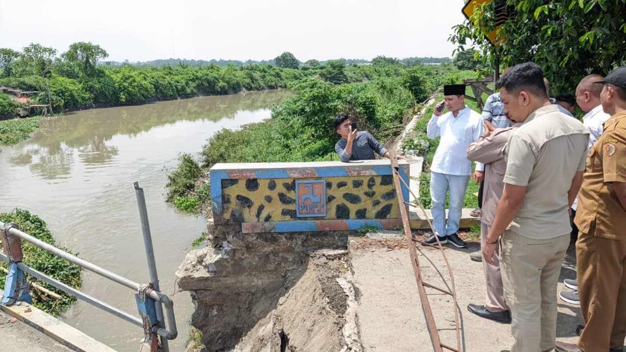 Wabup Mojokerto Gus Barra Sidak Jembatan Putus di Desa Kedunggempol Mojosari