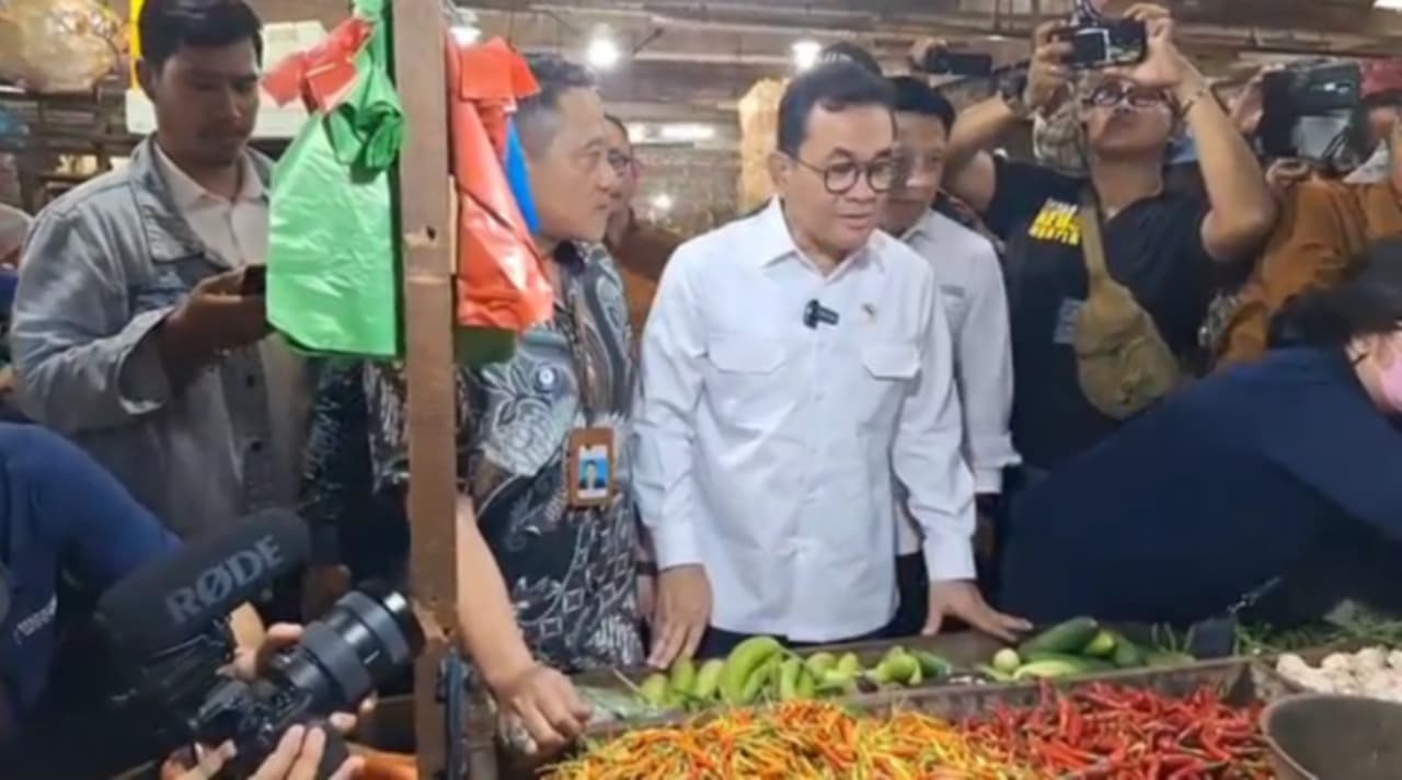 Mendag RI Budi Santoso Sidak Pasar Tambakrejo Surabaya, Pantau Harga Bahan Pokok Menjelang Natal dan Tahun Baru