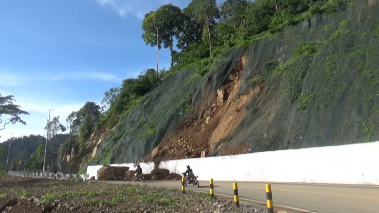 Longsor Terjang Jalur Lumajang-Malang di Empat Titik, Waspada Bahaya Longsor Susulan