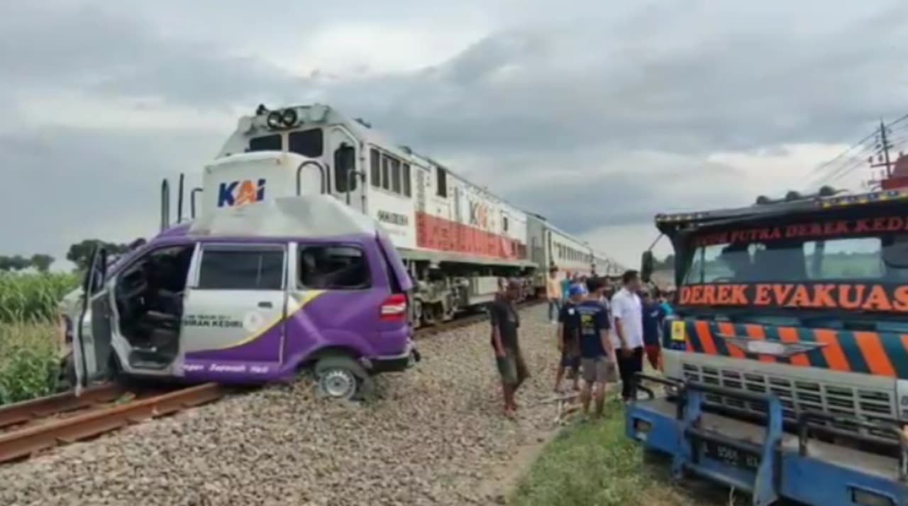 Ambulans Jenazah Tertabrak Kereta Api di Kediri, Sopir Tewas Tragis di Perlintasan Tanpa Palang