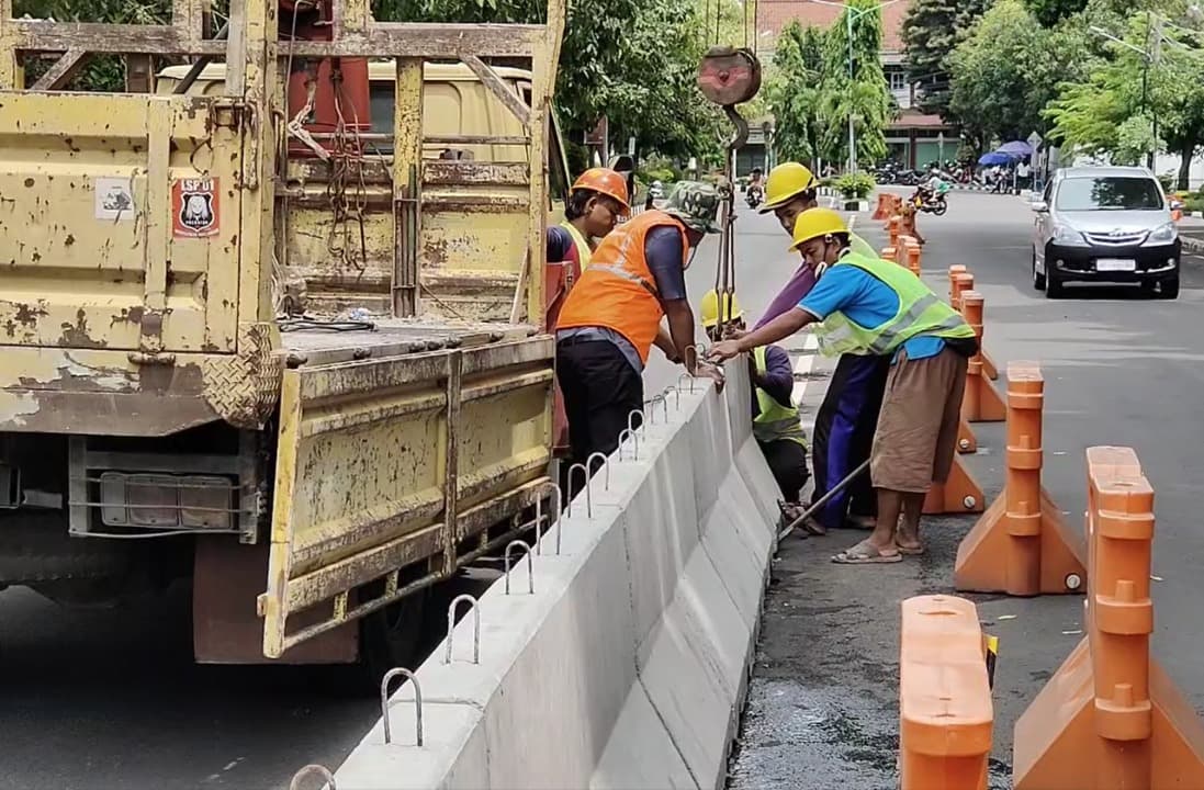 Jelang Nataru, DISHUB dan DPUPR Magetan Ganti Water Barrier dengan Beton