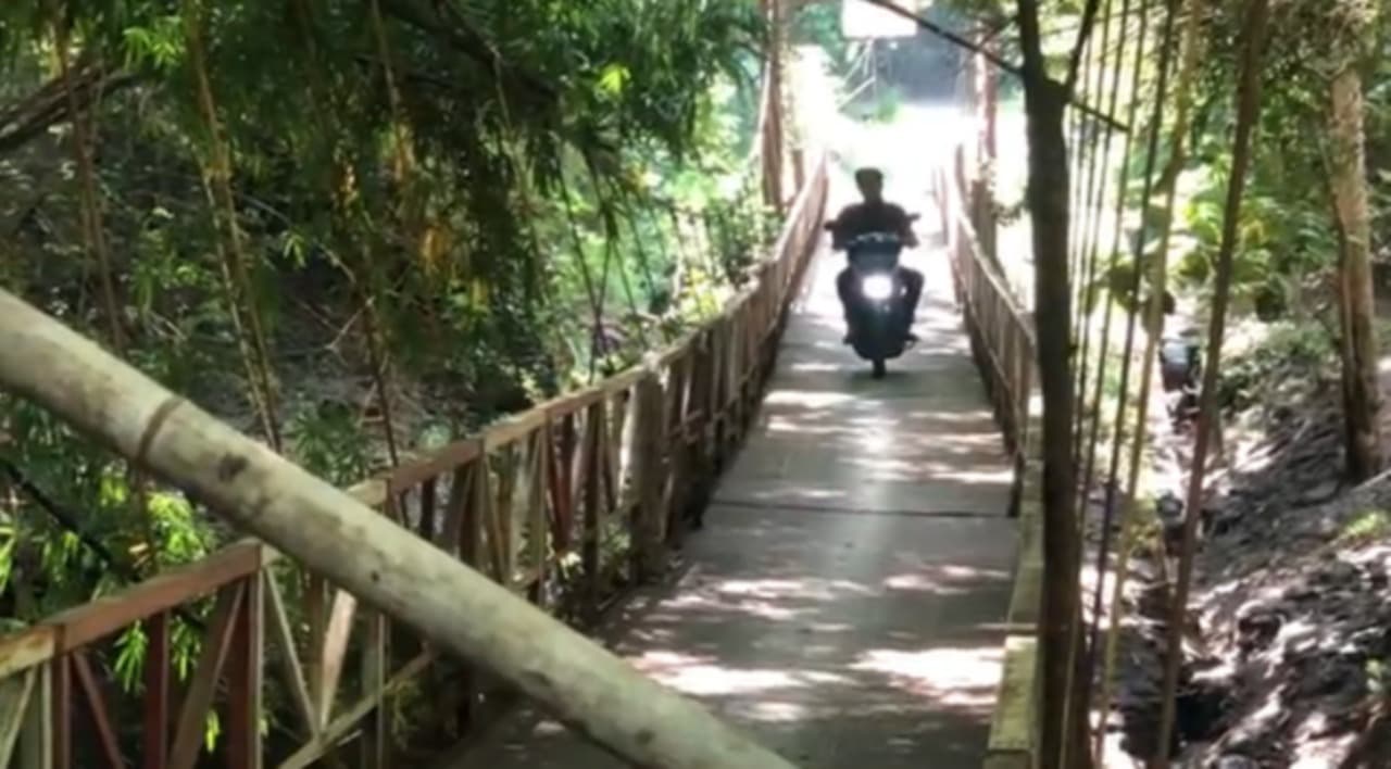 Jembatan Gantung Rusak di Ponorogo Tetap Dilintasi Warga, Risiko Kecelakaan Mengintai