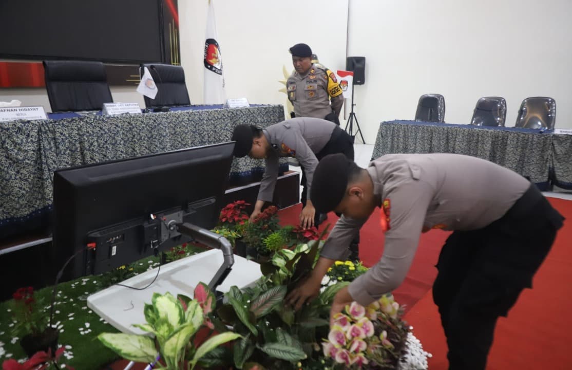 Polisi Sterilisasi Gedung KPU Kabupaten Mojokerto Jelang Rekapitulasi Suara