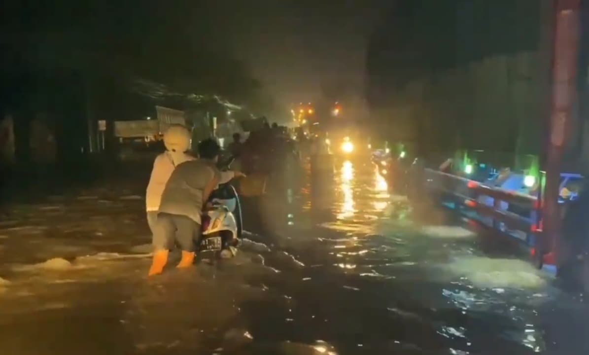 Jalur Pantura di Kabupaten Pasuruan Terendam Banjir, Sejumlah Pengendara Motor Mogok