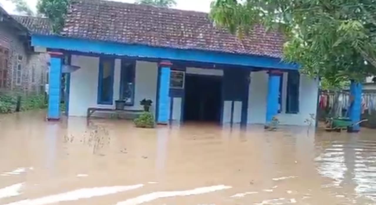 Banjir Masih Menggenangi Permukiman Warga dan Sawah di Kabupaten Madiun