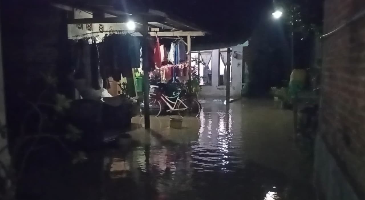 Hujan Deras Picu Luapan Sungai di Madiun, Rumah Warga dan Jalan Tergenang