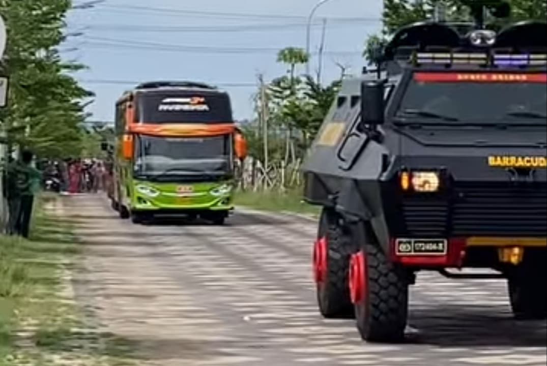 Tim Arema FC Berangkat ke GBT Naik Bus Tanpa Rantis