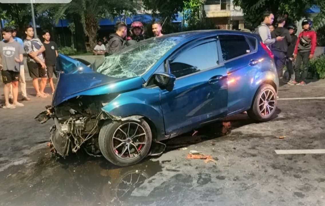 Mobil Ford Tabrak Gerobak Sampah di Kertajaya, Satu Orang Tewas