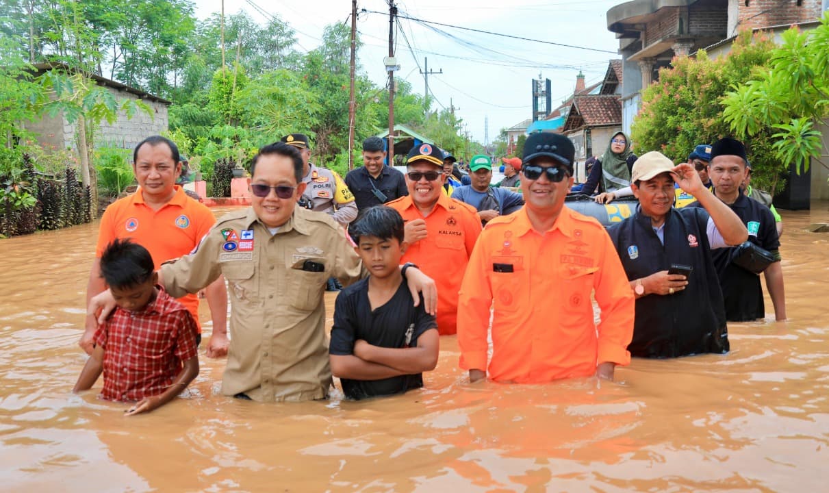 Sidak Banjir Pasuruan, Pj Gubernur Jatim Salurkan Bantuan 300 Paket Sembako