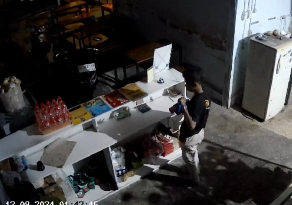 Terekam CCTV, Seorang Remaja Nekat Bobol Kedai Mie di Ponorogo