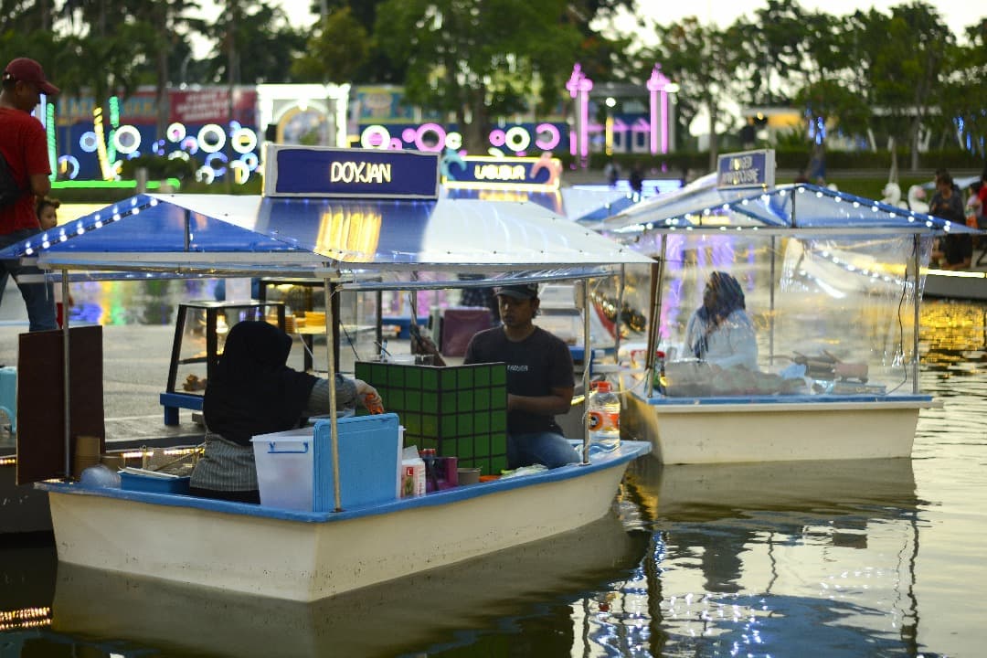 Pasar Apung ala Thailand Kini Hadir di Surabaya, Suguhkan Sensasi Kuliner di Atas Air!