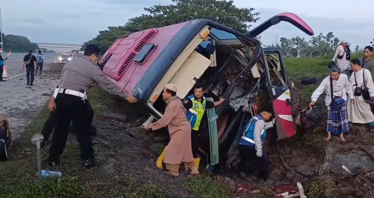 Diduga Sopir Mengantuk, Bus Tiara Mas Terguling di Tol Solo-Ngawi