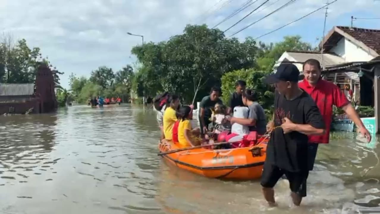 Banjir Tak Kunjung Surut, Warga Sooko Mojokerto Pilih Mengungsi