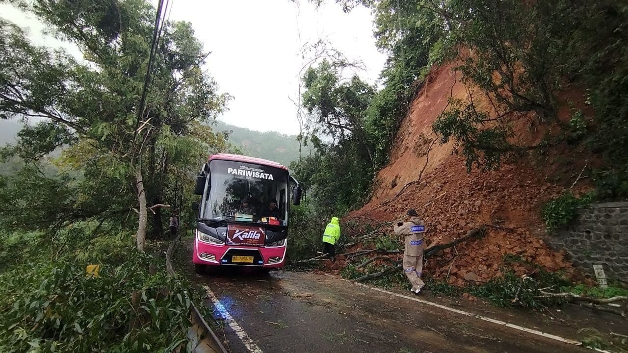 Tebing 15 Meter Longsor, Jalur Pacitan-Ponorogo Tertutup