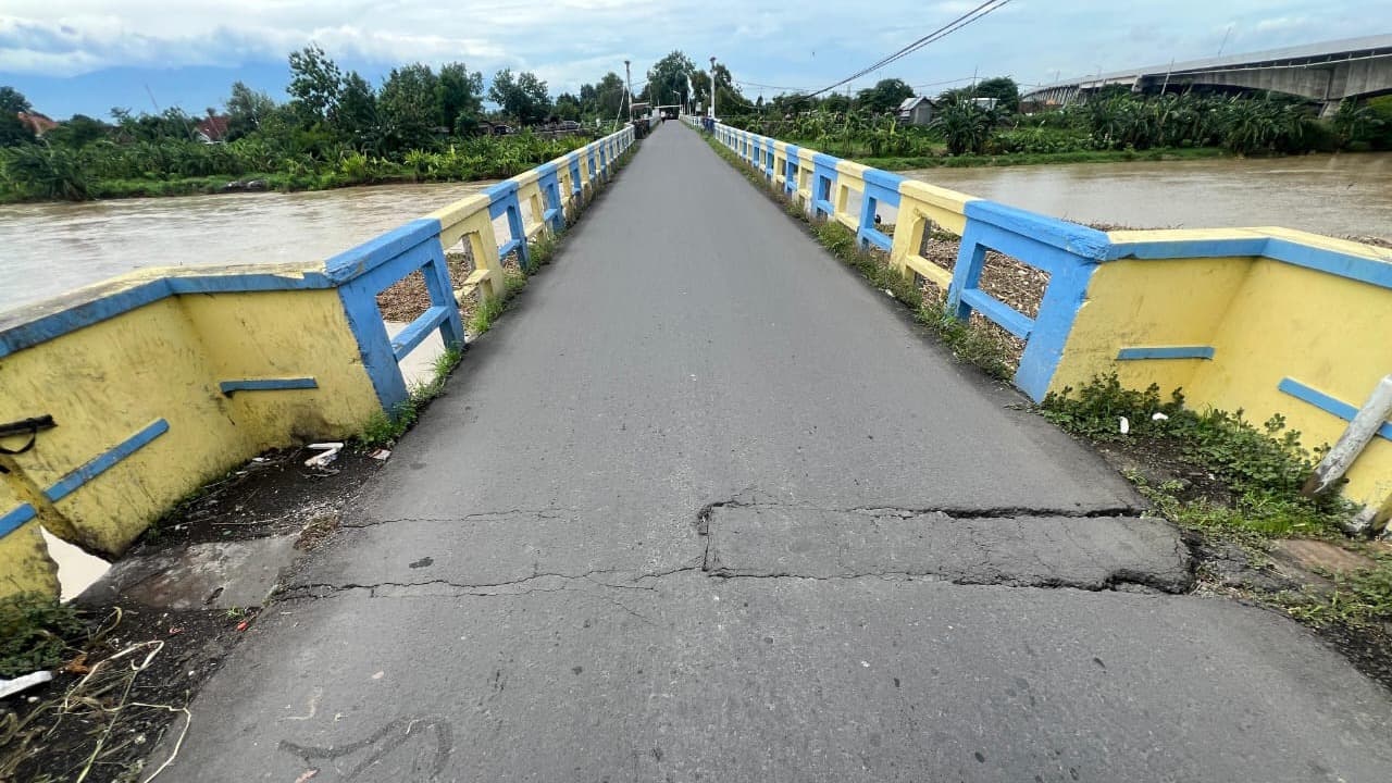 Tiang Penyangga Retak, Jembatan Pagerluyung di Mojokerto Ditutup