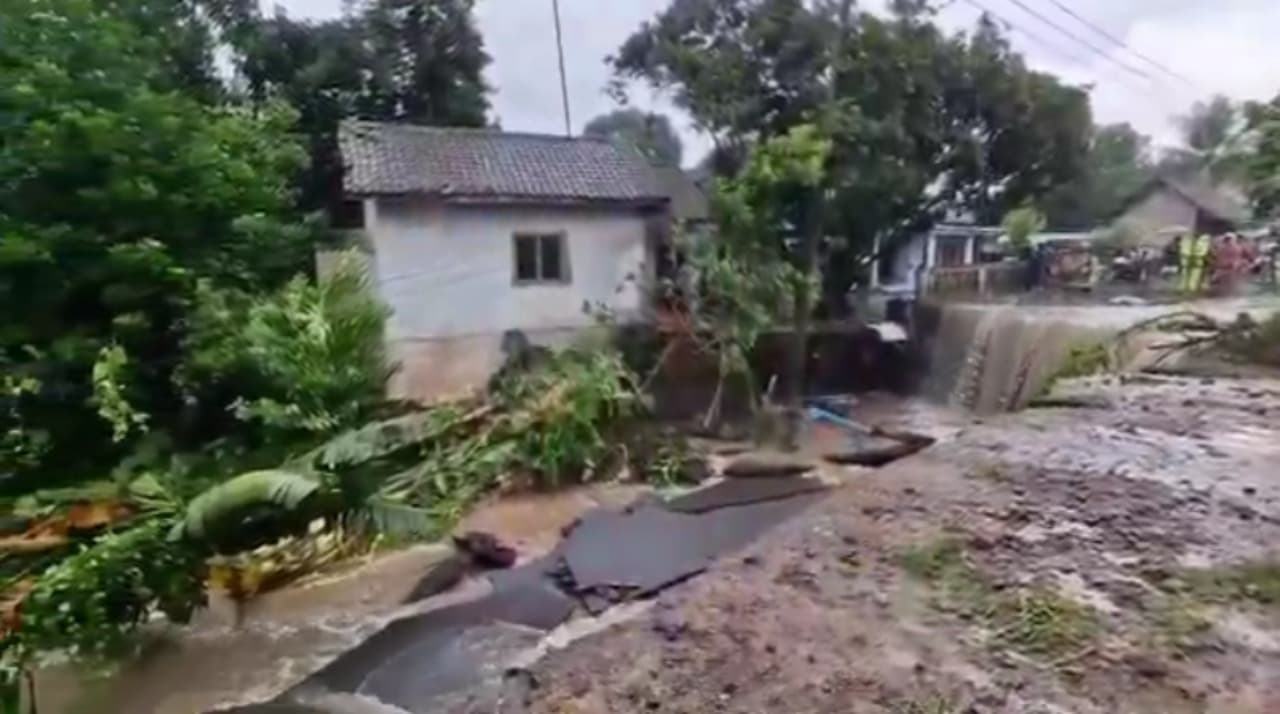 Banjir dan Longsor Putuskan Akses Jalan di Bondowoso, Warga Terpaksa Gunakan Jalur Alternatif