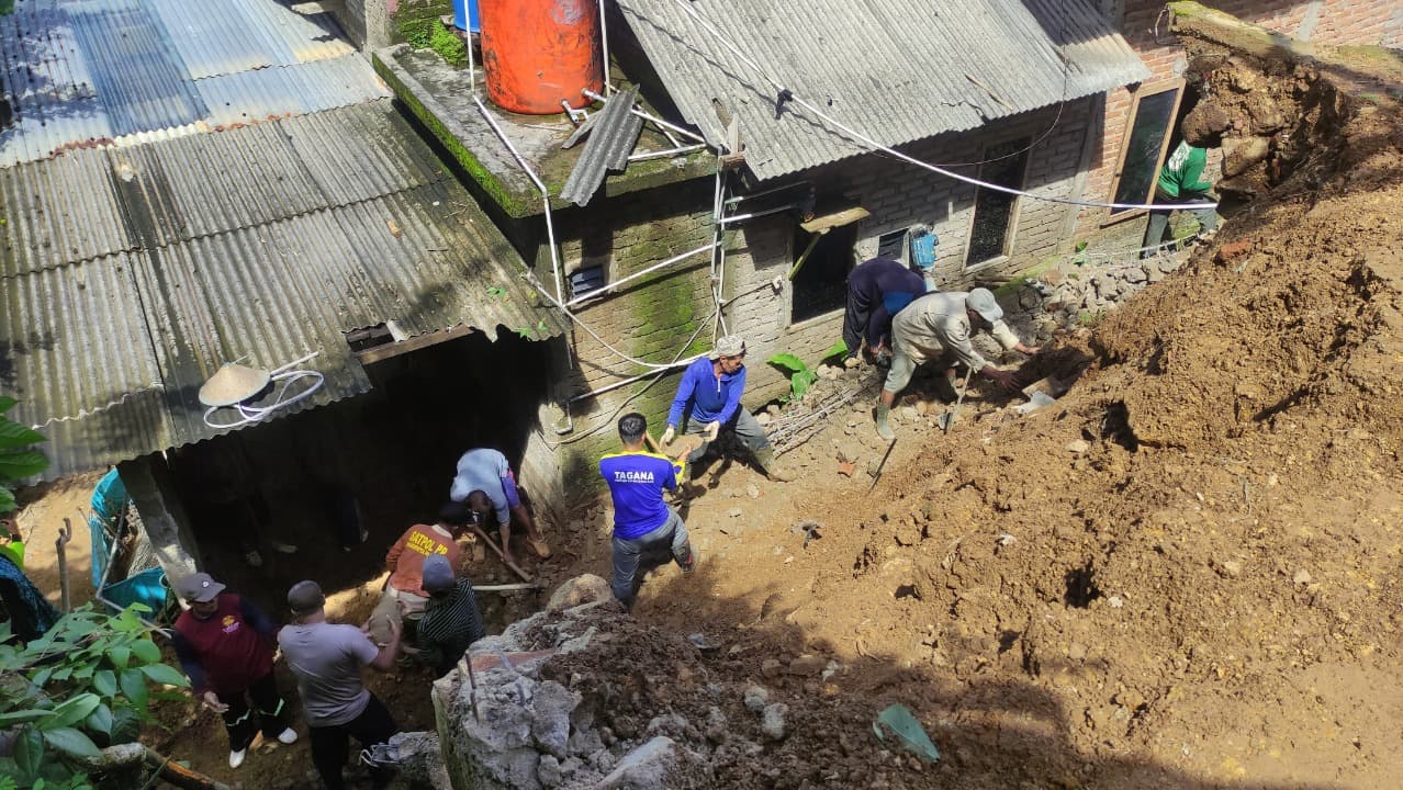 Tertimpa Material Longsor, Tembok Rumah Warga di Pacitan Jebol